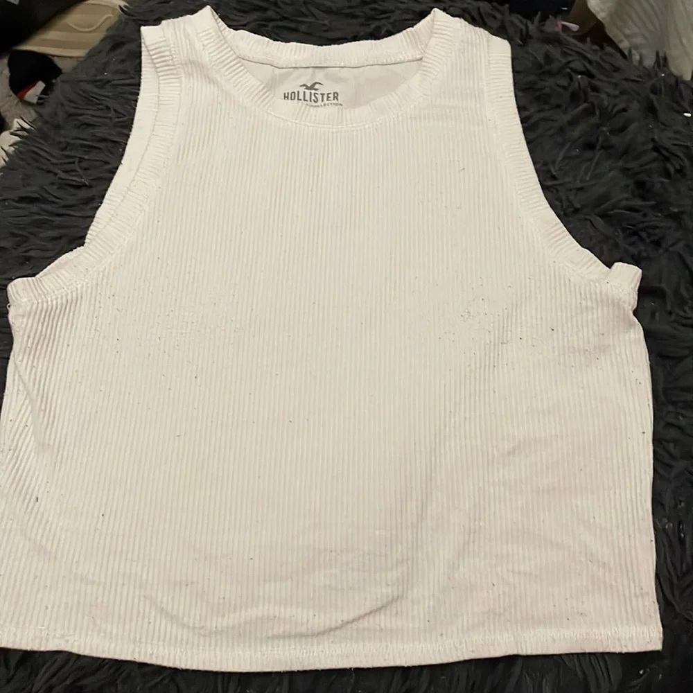white holister tank! - Picture 1 of 3